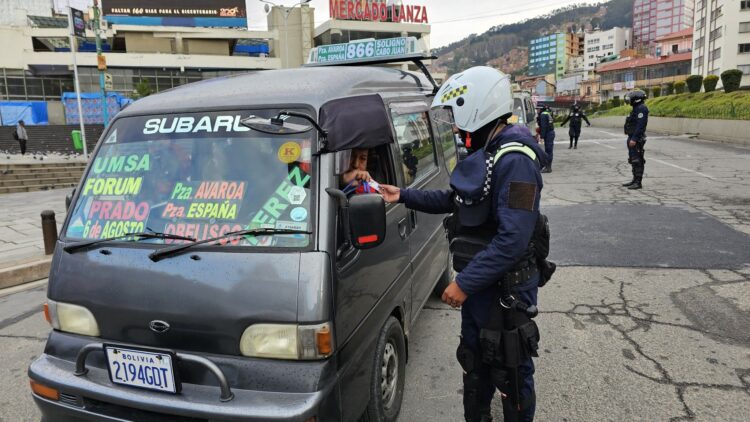 Alcaldía controla la tarifa diferenciada en el transporte público en La Paz