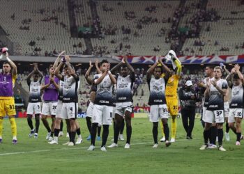 Corinthians sonríe con 2-0 en Fortaleza y mira las semis de la Sudamericana