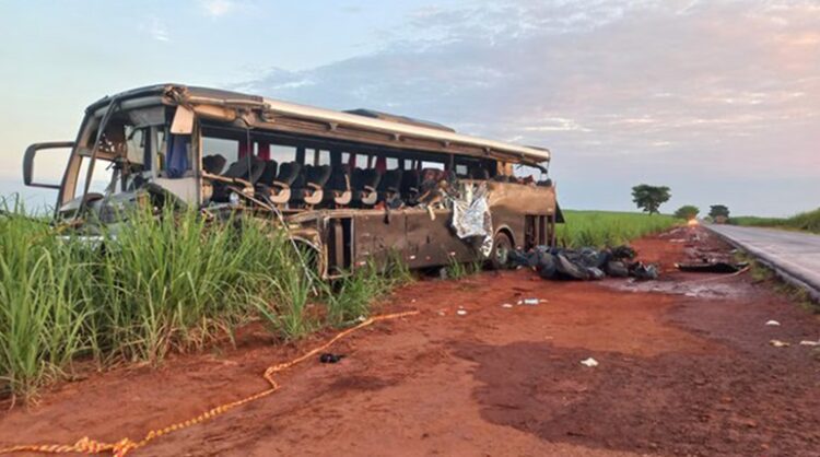 El bus chocó con un camión