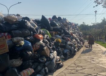 Al menos 4.000 toneladas de basura está esparcida por toda la ciudad de Cochabamba debido al bloqueo en el ingreso al relleno sanitario de K'ara K'ara.