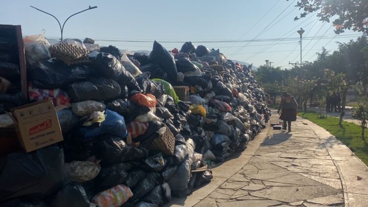 Al menos 4.000 toneladas de basura está esparcida por toda la ciudad de Cochabamba debido al bloqueo en el ingreso al relleno sanitario de K'ara K'ara.