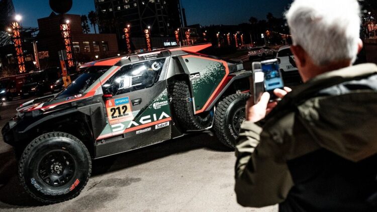 El Dakar 2025 tendrá etapas separadas para coches y motos
