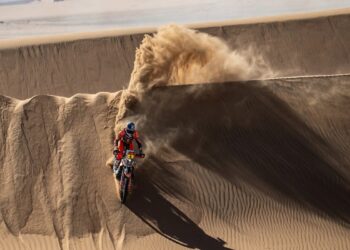 El español Schareina se coloca segundo en motos en el Dakar, por detrás del intratable Sanders