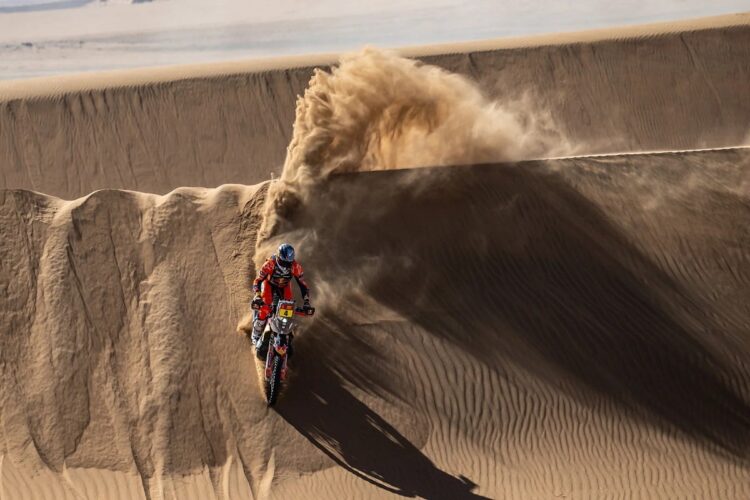 El español Schareina se coloca segundo en motos en el Dakar, por detrás del intratable Sanders
