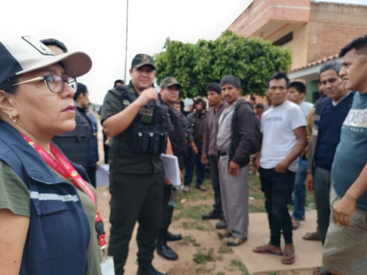 Defensoría intercede para el intercambio de rehenes entre policías y bloqueadores en Mairana