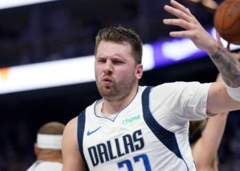 Doncic baja en los Mavs al menos una semana por lesión en muñeca