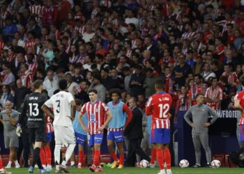 Real Madrid y Atlético se miden en un derbi caldeado, Barcelona confía en recortar puntos