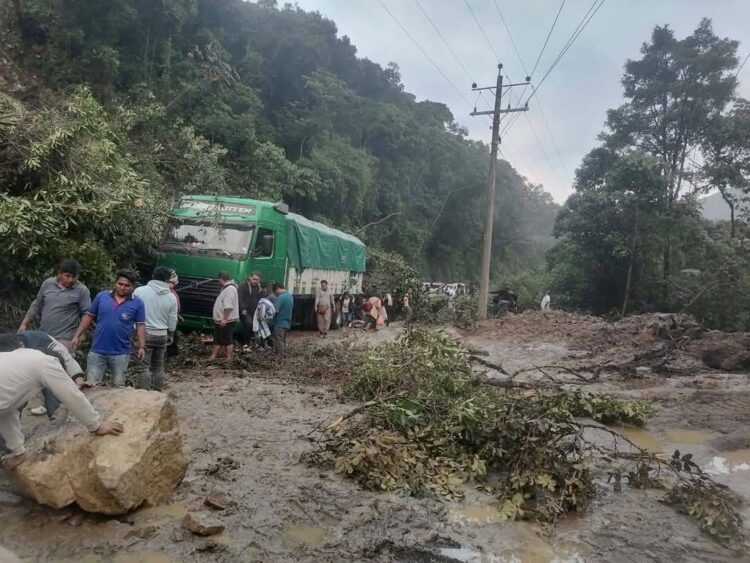 Deslizamiento bloquea carretera Cochabamba-Santa Cruz en tramo Locotal