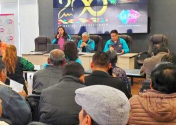 El alcalde Iván Arias en reunión con vecinos de Villa San Antonio.