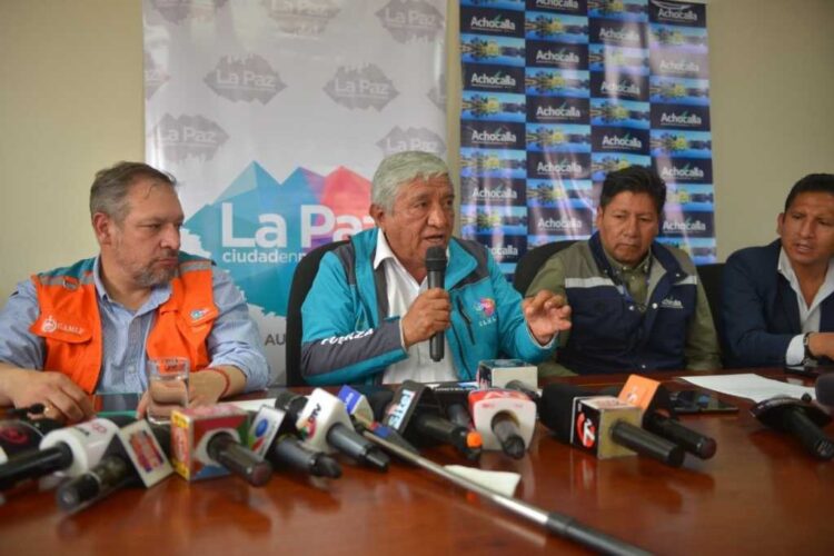 Los alcaldes de La Paz y Achocalla, Iván Arias y Manuel Condori, respectivamente, en conferencia de prensa.