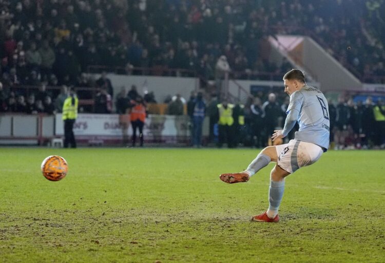 Nottingham Forest pasa a octavos de FA Cup en los penales ante modesto Exeter