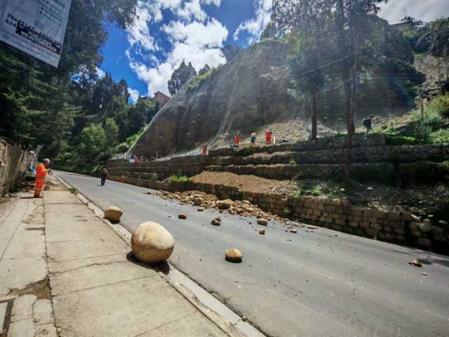 La Avenida del Libertador fue cerrada por caída de tierra.
