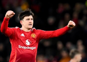 Manchester United resiste con diez para ganar 3-2 al Ipswich
