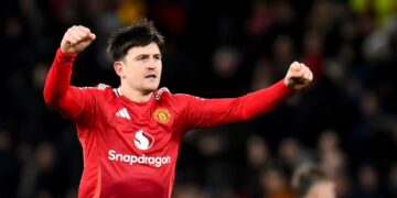 Manchester United resiste con diez para ganar 3-2 al Ipswich