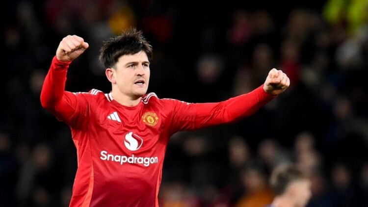 Manchester United resiste con diez para ganar 3-2 al Ipswich