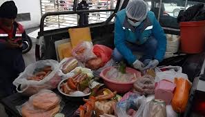 En operativo la Alcaldía decomisa comida en mal estado.