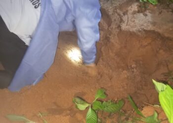 La Policía y la Fiscalía hallaron el cuerpo de la bebé enterrado.