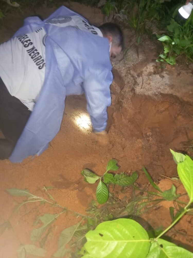 La Policía y la Fiscalía hallaron el cuerpo de la bebé enterrado.