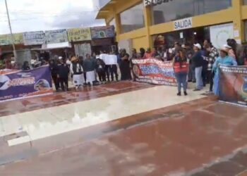 El transporte interdepartamental de Oruro exige levantar bloqueos.