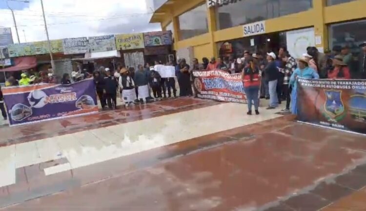 El transporte interdepartamental de Oruro exige levantar bloqueos.