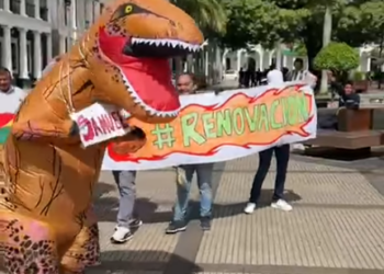 Los seguidores de Paz Pereira protestan contra los ‘dinosaurios’ de oposición