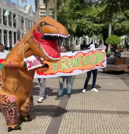 Los seguidores de Paz Pereira protestan contra los ‘dinosaurios’ de oposición