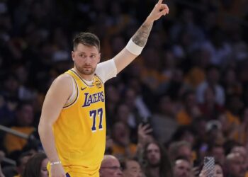 Doncic pone a soñar a los Lakers en su debut en Los Ángeles