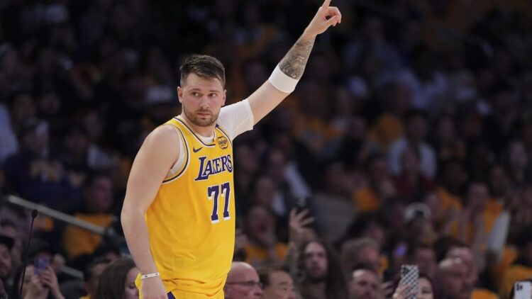 Doncic pone a soñar a los Lakers en su debut en Los Ángeles