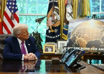 Donald Trump y una imagen de la cúpula antimisiles / AFP