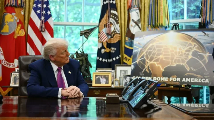 Donald Trump y una imagen de la cúpula antimisiles / AFP