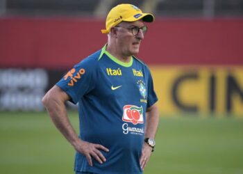 Un respiro y un impulso, la doble tarea de Dorival Júnior ante la Colombia de James