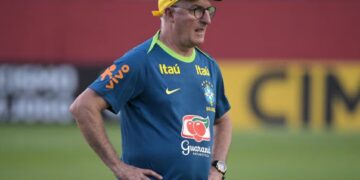 Un respiro y un impulso, la doble tarea de Dorival Júnior ante la Colombia de James