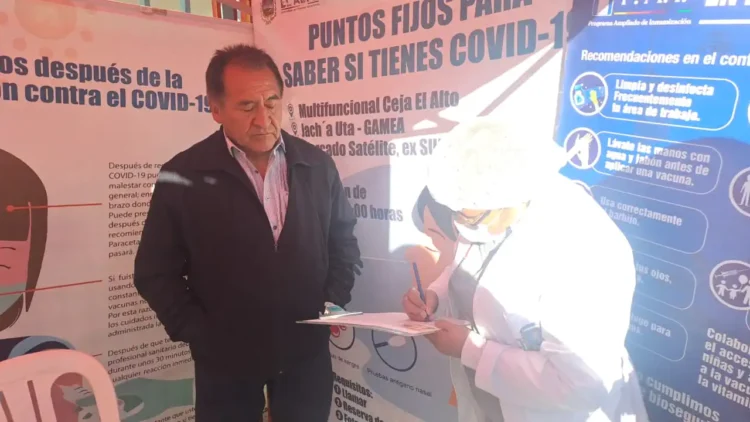 Personal de Salud de la Alcaldía de El Alto realiza la inmunización contra la influenza en cuatro puntos. FOTO: GAMEA