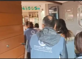 Personal de las defensorías de la Niñez y del Pueblo en la intervención al colegio. FOTO: RRSS