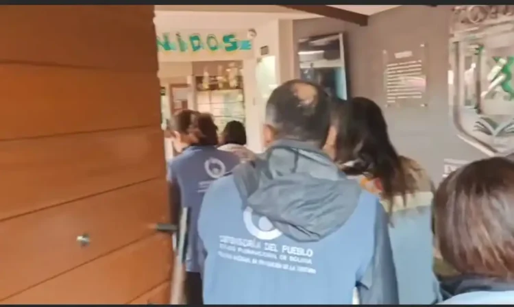 Personal de las defensorías de la Niñez y del Pueblo en la intervención al colegio. FOTO: RRSS