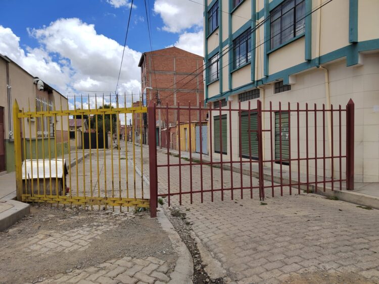 Aumenta el número de calles enrejadas en algunos distritos de El Alto.