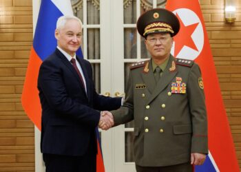 El ministro ruso de Defensa, Andréi Beloúsov´y su homólogo de Corea del Norte