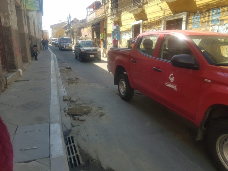 La Alcaldía de La Paz retiró los bolardos ante cuestionamiento de vecinos.