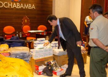 El alcalde Manfred Reyes Villa envió ayuda para los bomberos que combaten los incendios en Santa Cruz.