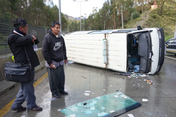 Así quedó un minibús de transporte público luego de una colisión con un vehículo particular.