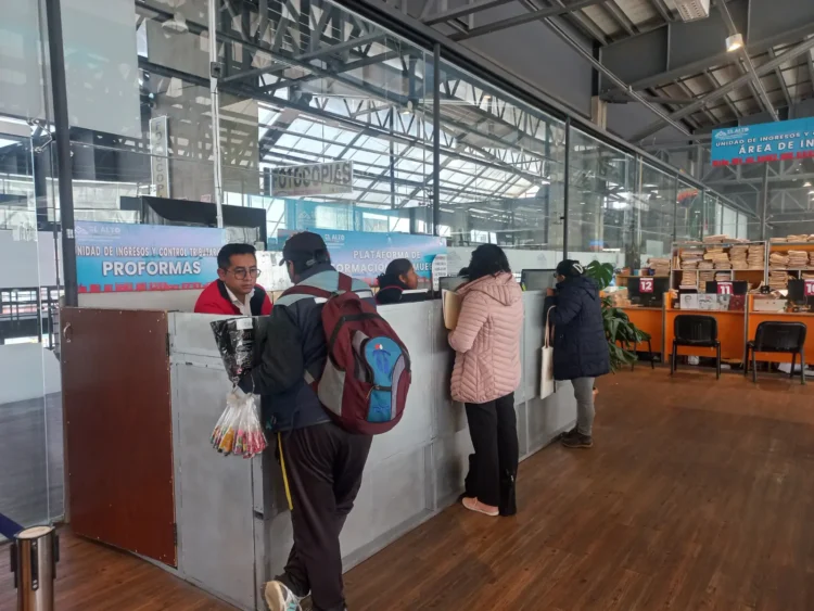 Contribuyentes realizan el pago de sus impuestos en oficinas de El Alto. FOTO: GAMEA