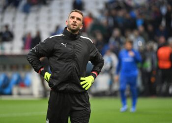 Lens cancela la llegada como cedido del arquero español Pau López