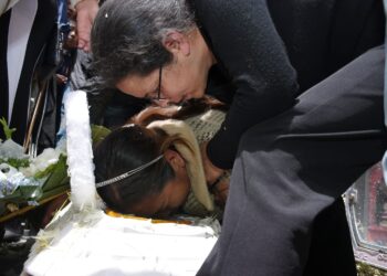Camila Mendoza ya descansa en paz. Sus restos fueron depositados este martes en su última morada, en el Cementerio General de La Paz, en medio de dolor, llanto y consternación de sus seres queridos, sus pequeños amigos y personas cercanas.