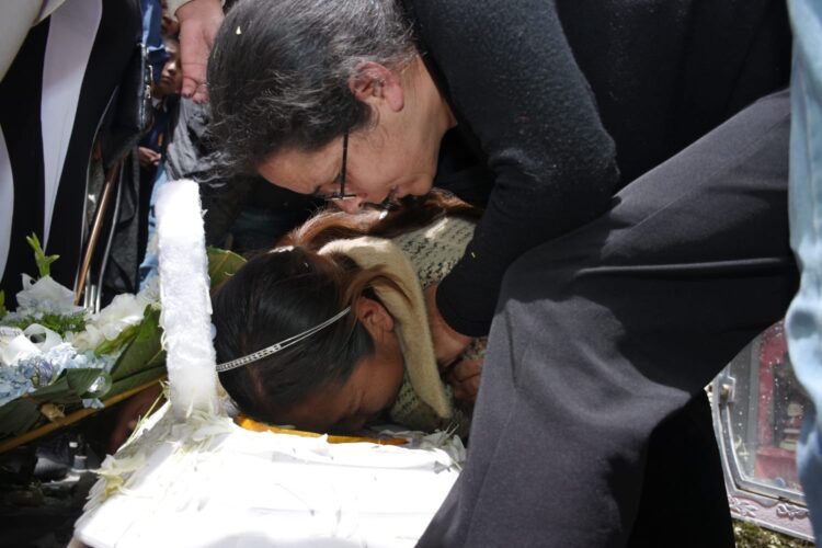 Camila Mendoza ya descansa en paz. Sus restos fueron depositados este martes en su última morada, en el Cementerio General de La Paz, en medio de dolor, llanto y consternación de sus seres queridos, sus pequeños amigos y personas cercanas.