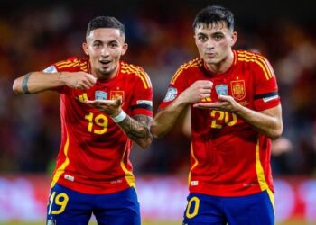 España gana a Suiza en el descuento y cierra su grupo sin derrota