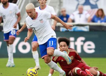 EEUU vence 3-1 a Venezuela en duelo de técnicos argentinos