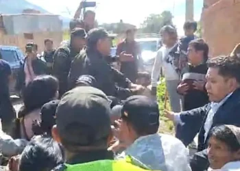 Lanzan piedras y tomates al vehículo de Arce en Tiquipaya y la Policía aprehende a dos mujeres
