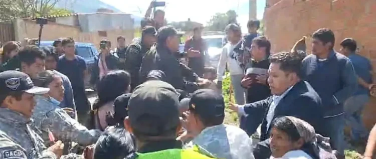 Lanzan piedras y tomates al vehículo de Arce en Tiquipaya y la Policía aprehende a dos mujeres
