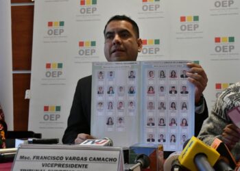 El vocal Francisco Vargas muestra la boleta de las elecciones judiciales.