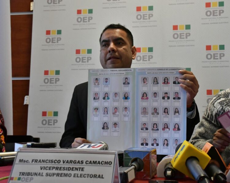 El vocal Francisco Vargas muestra la boleta de las elecciones judiciales.